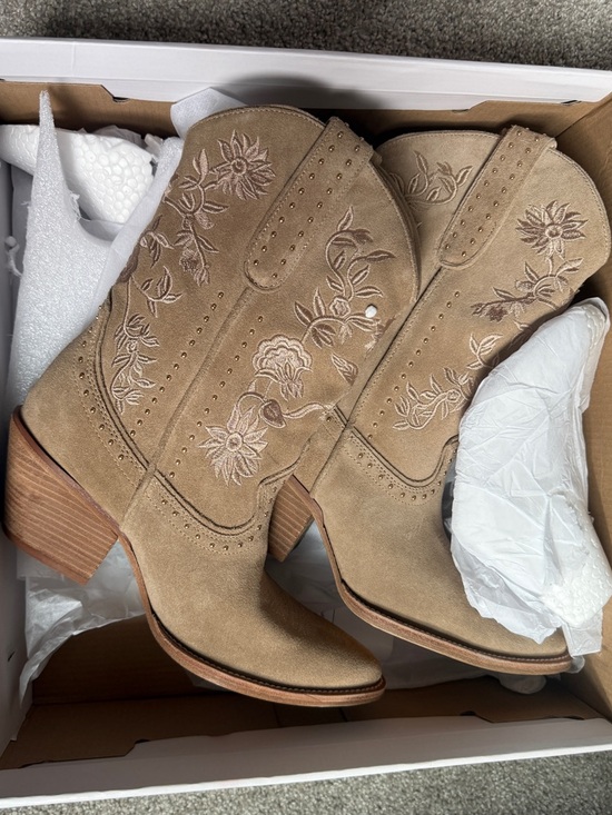 CECELIA NEW YORK Shoes - Cecelia New York Taupe Embroidered Western Boots – NEW Never Worn